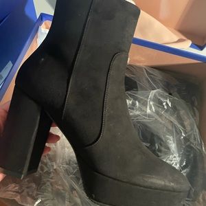 Brand New Stuart weitzman boots Size 7. US